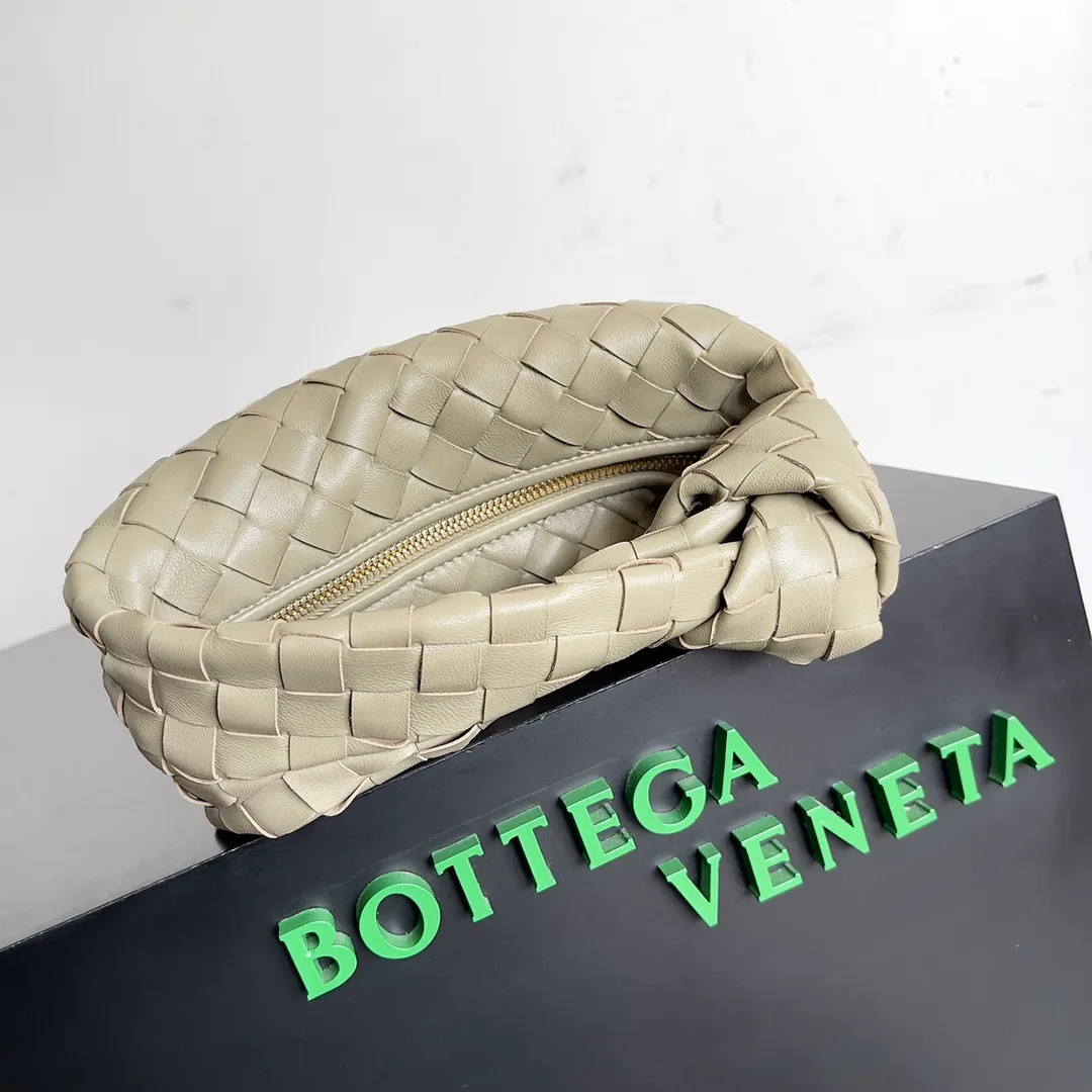 Batch 1120 Bottega veneta͙.——- The latest woven knotted hobo🔥 The top-grade lambskin leather is very soft, the bag shape is unique, practical and durable. It retains the traditional woven elements while being a little more flamboyant ~ Made of hand-woven sheepskin, zipper opening and closing, curved seamless structure, effortless to match. Highly recommended⚠️⚠️⚠️ The most high-end in the market🌈 Welcome to compare [Factory complete package] size: 23x15x5cm.   Model: 651876